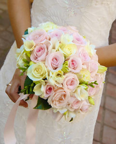 Hand-Tied-Ribbon-Wedding-Bouquets-120718123545     